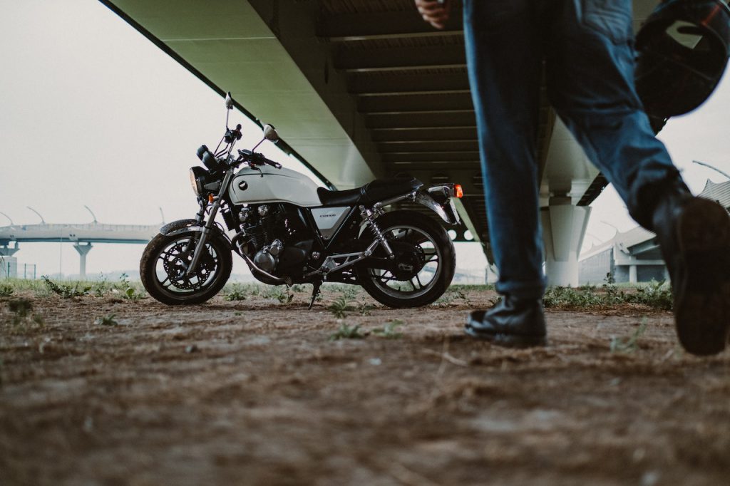¿Qué ropa debe usar un motociclista para andar en moto?