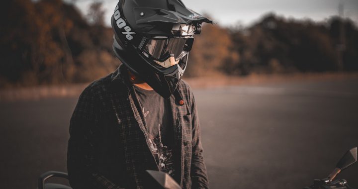 ¿Qué ropa debe usar un motociclista para andar en moto?