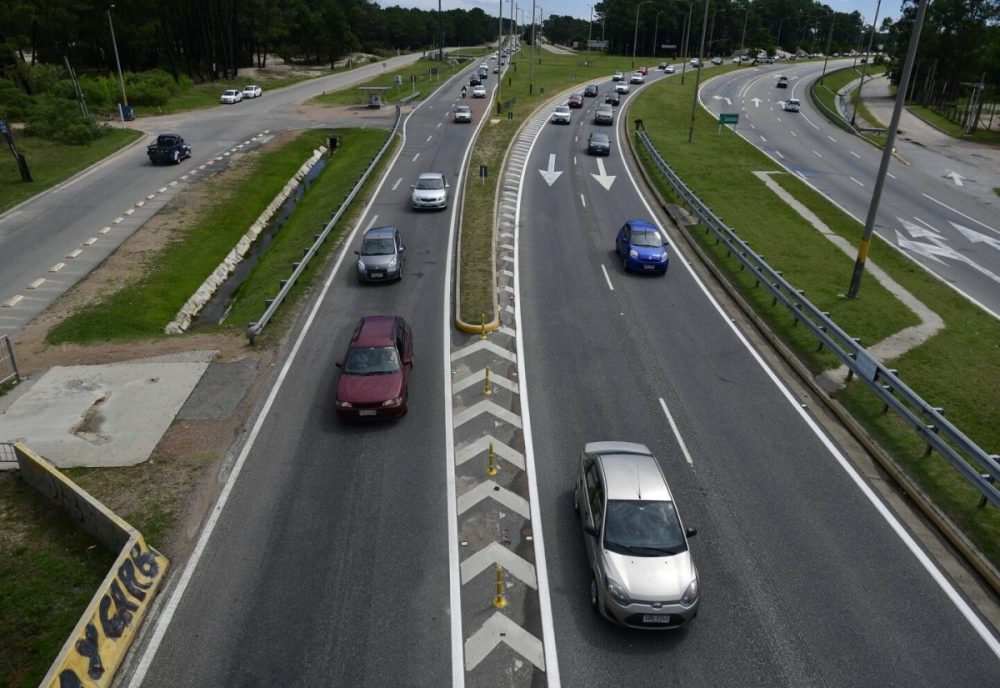 Autos circulando por una autopista, sujetos al pago de la patente de rodados en 2026