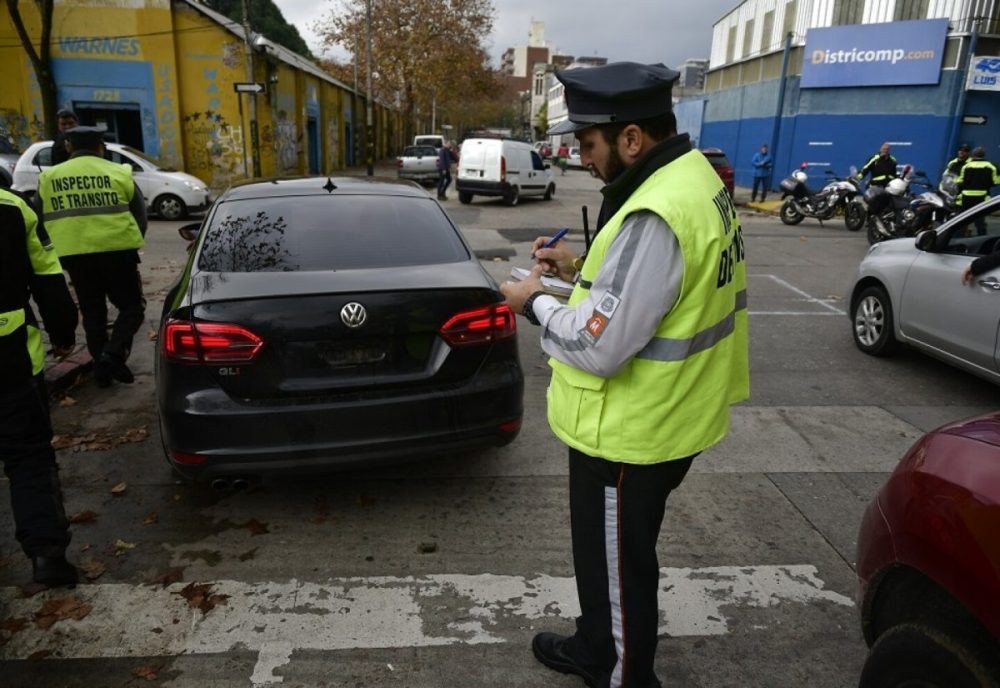 Inspector de tránsito controlando un vehículo vinculado a la patente de rodados en 2026