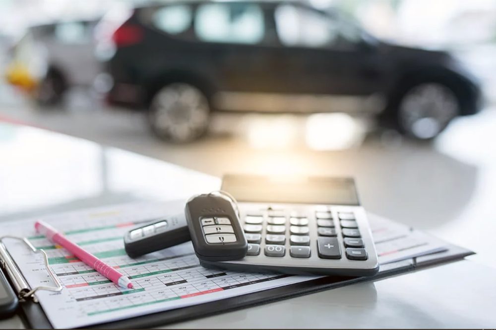 Calculadora, llaves y formularios vinculados a los costos de mantenimiento y trámites asociados a tener un auto en Montevideo.