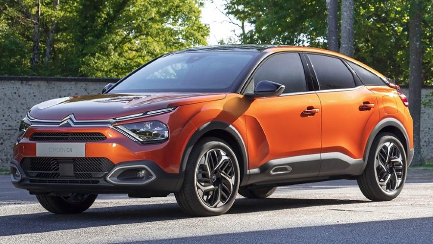Citroen C4 naranja estacionado, exhibiendo su diseño crossover, altura elevada y características clave de la línea Citroen C4.
