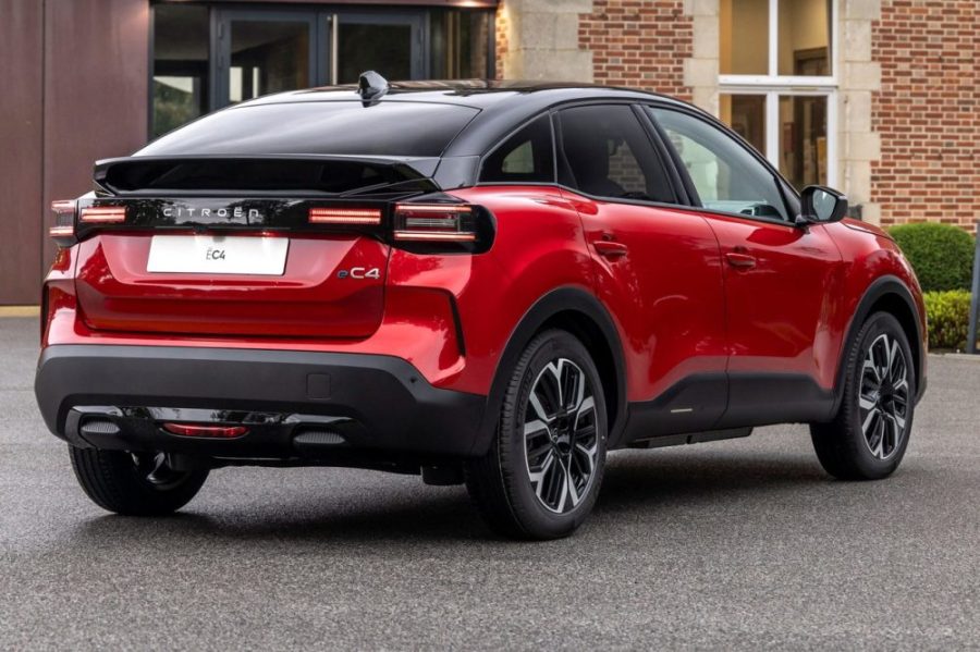 Vista trasera de un Citroen C4 e-C4 rojo, destacando su estilo crossover y las líneas del modelo eléctrico de la gama Citroen C4.