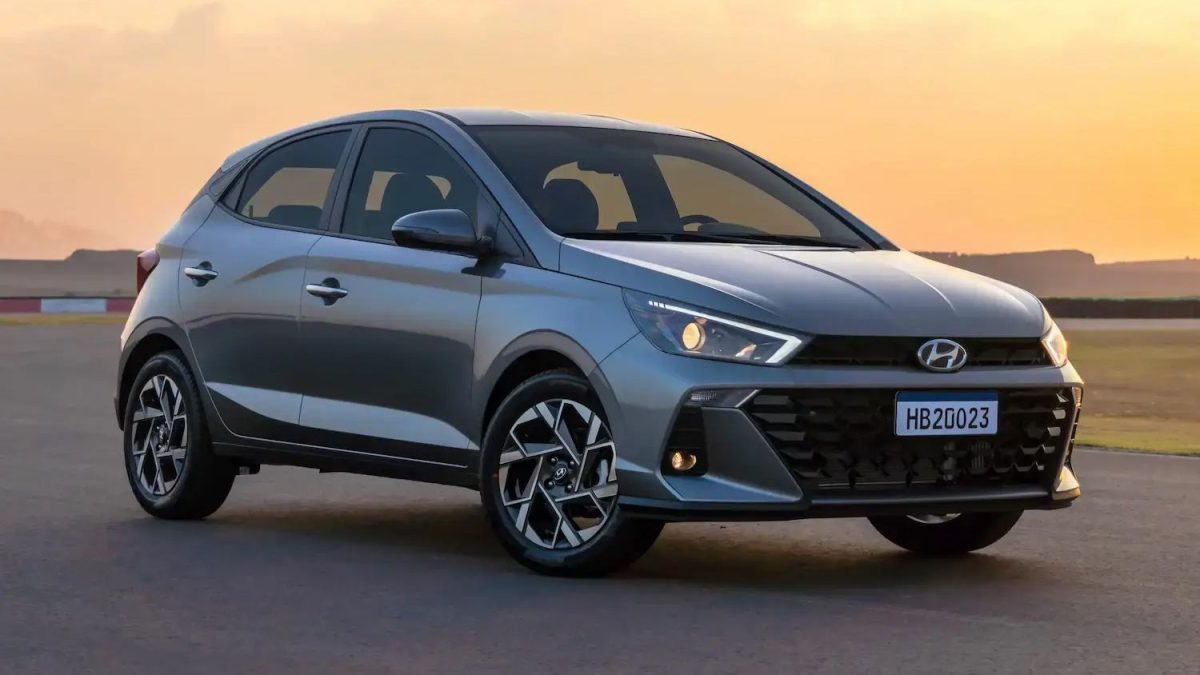 Hyundai HB20 hatchback estacionado al atardecer, representando modelos de autos con fuerte crecimiento en búsquedas digitales.