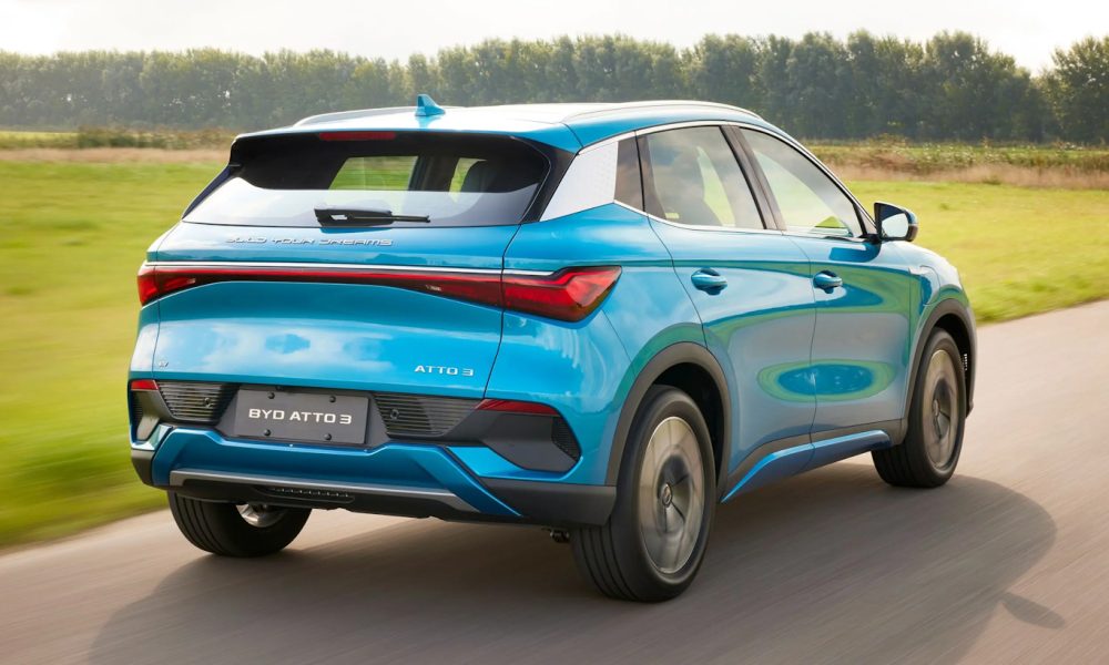 Vista trasera del BYD Atto 3 azul en movimiento, un SUV eléctrico que impulsa el crecimiento de los autos chinos en Uruguay.