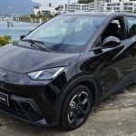 BYD Dolphin Mini negro estacionado junto al muelle, mostrando el avance de los autos chinos eléctricos en Uruguay.