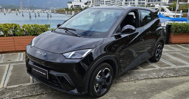 BYD Dolphin Mini negro estacionado junto al muelle, mostrando el avance de los autos chinos eléctricos en Uruguay.