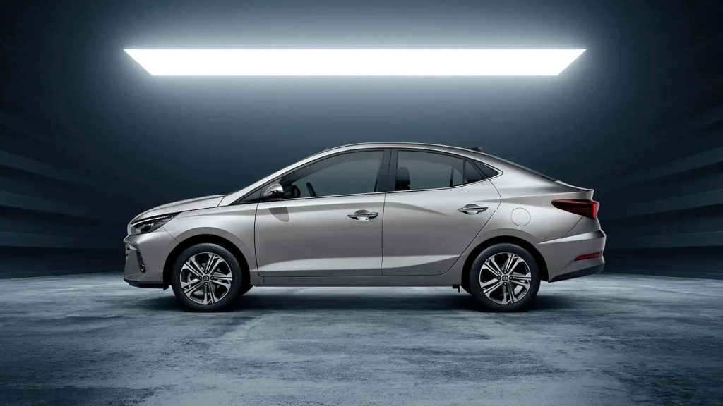 Vista lateral de un Hyundai HB20 sedán en estudio, uno de los autos con mayor nivel de búsquedas según tendencias online.