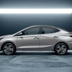 Vista lateral de un Hyundai HB20 sedán en estudio, uno de los autos con mayor nivel de búsquedas según tendencias online.