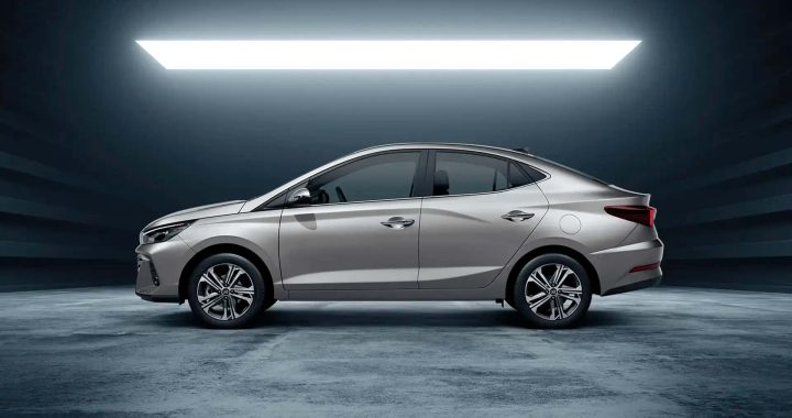 Vista lateral de un Hyundai HB20 sedán en estudio, uno de los autos con mayor nivel de búsquedas según tendencias online.