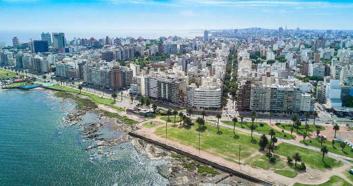 Vista aérea de Montevideo junto a la rambla, reflejando el entorno urbano donde se calculan los costos de tener un auto.