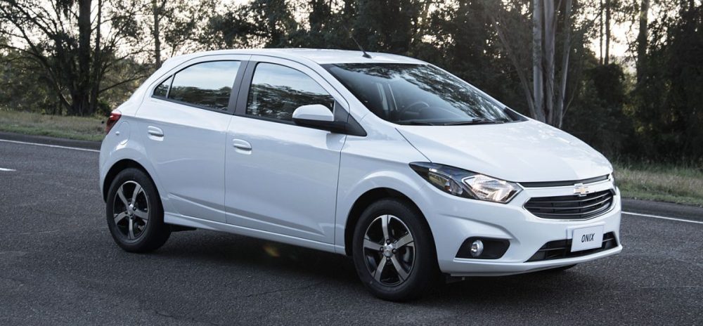 Chevrolet Onix blanco detenido sobre la ruta, uno de los autos con mayor popularidad en búsquedas de consumidores.