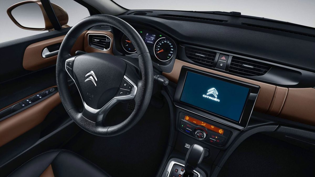 Interior del Citroen C4 con tablero digital, volante multifunción y pantalla táctil central, mostrando atributos tecnológicos del modelo.