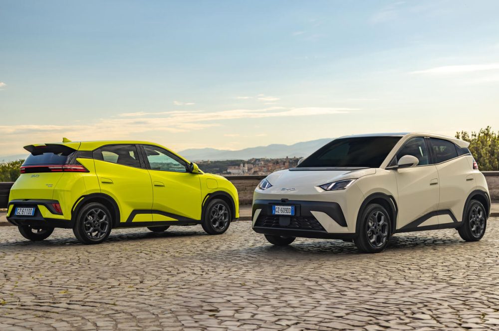 Dos autos compactos estacionados, representativos de los modelos más vendidos