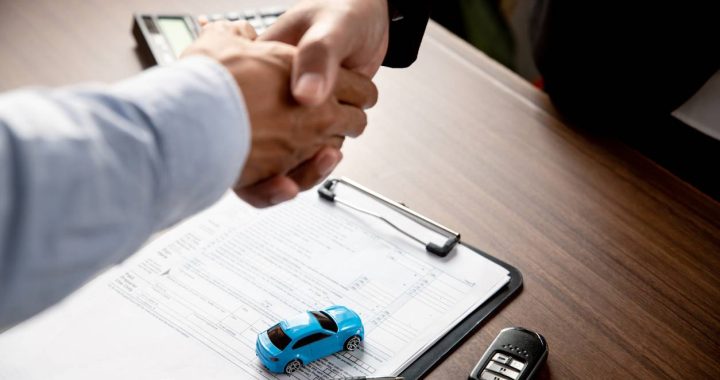 Firma de contrato de seguro automotor donde se definen deducible y franquicia