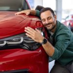 Dueño de un auto mostrando el vínculo económico que explica qué es el interés asegurable