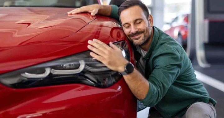 Dueño de un auto mostrando el vínculo económico que explica qué es el interés asegurable