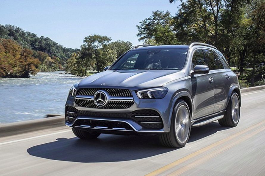 Mercedes-Benz circulando por carretera, vehículo de alta gama a considerar al comparar seguros de auto en Uruguay en 2026.