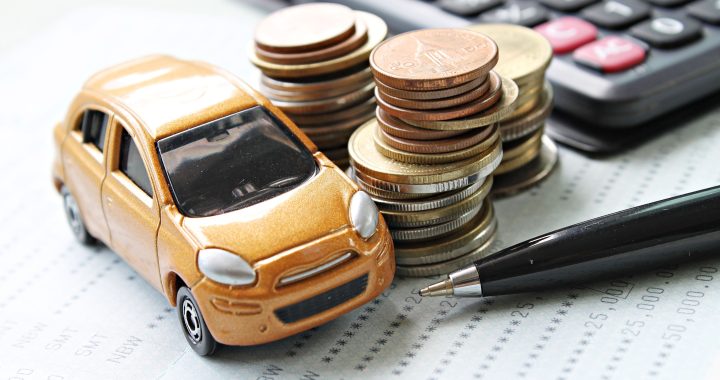 Auto en miniatura junto a monedas y calculadora, ilustrando el análisis para determinar si una empresa está pagando caro el seguro automotor.